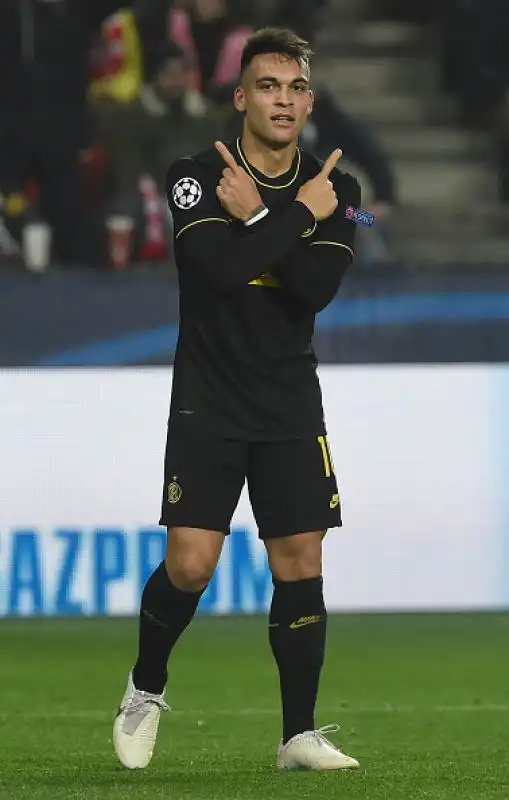 Grande prova degli attaccanti nearoazzurri: due gol per Lautaro Martinez e un gol e un assist per Lukaku. Di Soucek il gol dello Slavia.