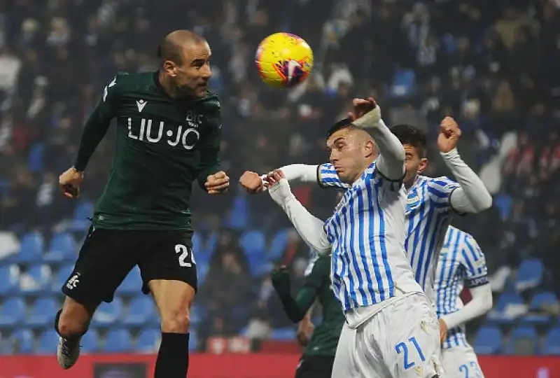 Il Bologna vince il derby, Barrow decisivo.
L'attaccante proveniente dall'Atalanta completa la rimonta dei felsinei, che superano la Spal per 3-1