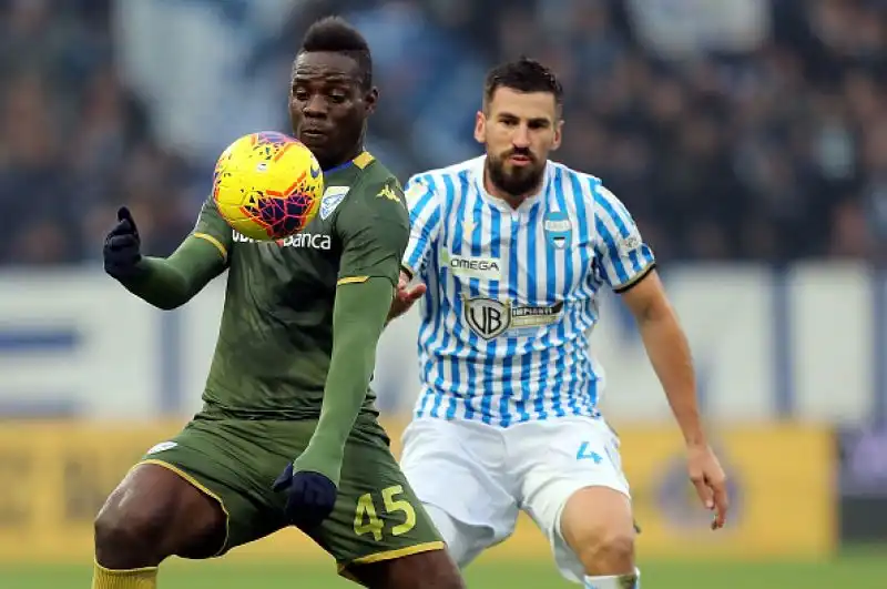 Balotelli finalmente decisivo con il Brescia: SuperMario trova al 54' grazie a un rimpallo la rete della vittoria contro la Spal, che ridà fiato alla classifica delle Rondinelle
