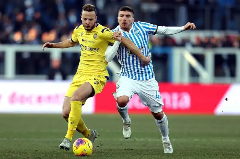 L'Hellas Verona di Juric, corsaro meritatamente a Ferrara, vola in classifica e fa sprofondare in incubi, inattesi ad inizio stagione, gli emiliani di Semplici