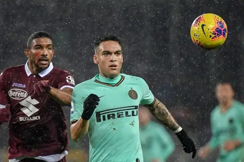 L'Inter risponde alla Juventus: Lautaro-Lukaku show col Torino. Netta affermazione dei nerazzurri che restano in scia alla squadra di Sarri: granata travolti 3-0.