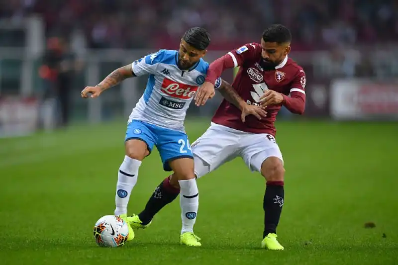 I partenopei non riescono a piegare i granata e salgono a 13 punti in attesa del derby d'Italia.