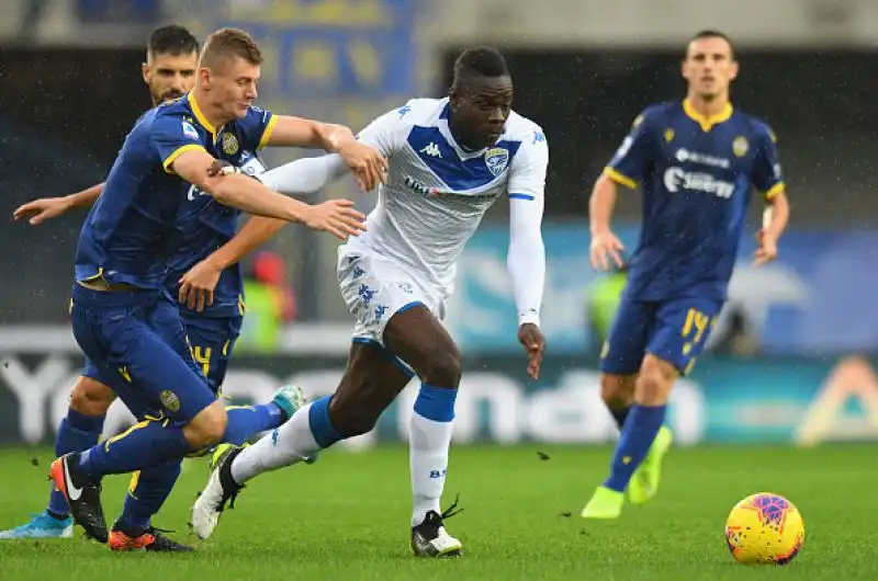 Il Verona ha battuto per 2-1 il Brescia in una partita valida per l'undicesima giornata di campionato:  la decidono Salcedo e Pessina, non basta il gol dello stesso Balotelli all'85'.