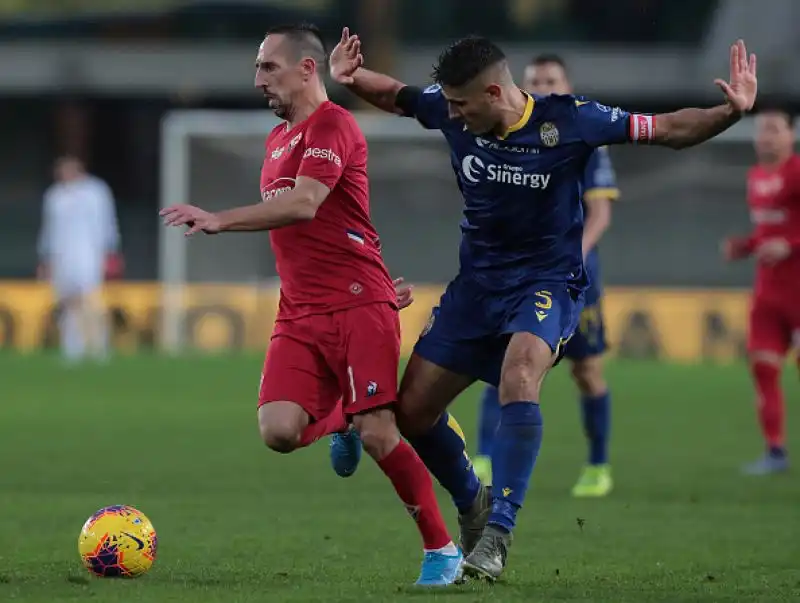 Il Verona vola e mette la freccia con Di Carmine. Vittoria e sorpasso sulla Fiorentina per la squadra di Juric.