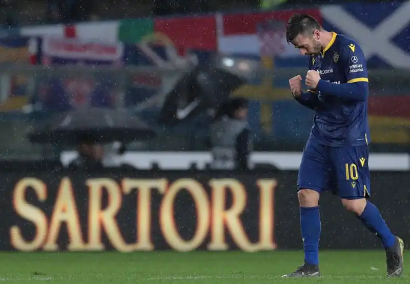 Il Verona vola e mette la freccia con Di Carmine. Vittoria e sorpasso sulla Fiorentina per la squadra di Juric.