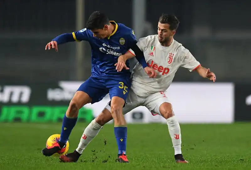 I bianconeri cadono a sorpresa al Bentegodi: l'Hellas vince in rimonta per 2-1.