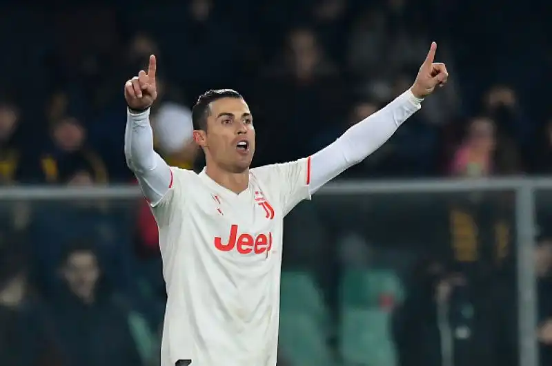 I bianconeri cadono a sorpresa al Bentegodi: l'Hellas vince in rimonta per 2-1.