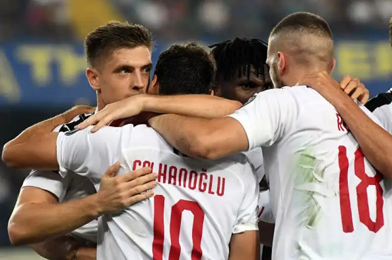 Il Verona è rimasto in dieci dopo venti minuti e ha subito il gol su rigore di Piatek al 68', nel recupero espulso anche Calabria.