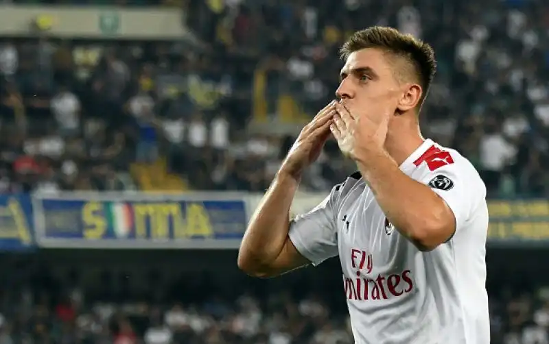 Il Verona è rimasto in dieci dopo venti minuti e ha subito il gol su rigore di Piatek al 68', nel recupero espulso anche Calabria.