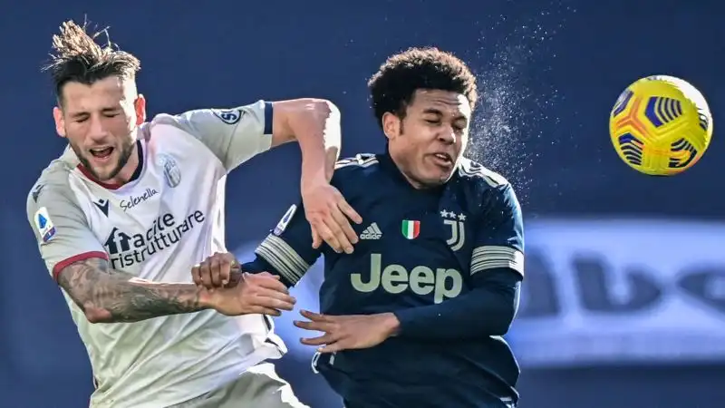La Juventus non perde l'occasione di avvicinarsi in classifica a Milan e Inter. I bianconeri piegano 2-0 un volitivo Bologna.
