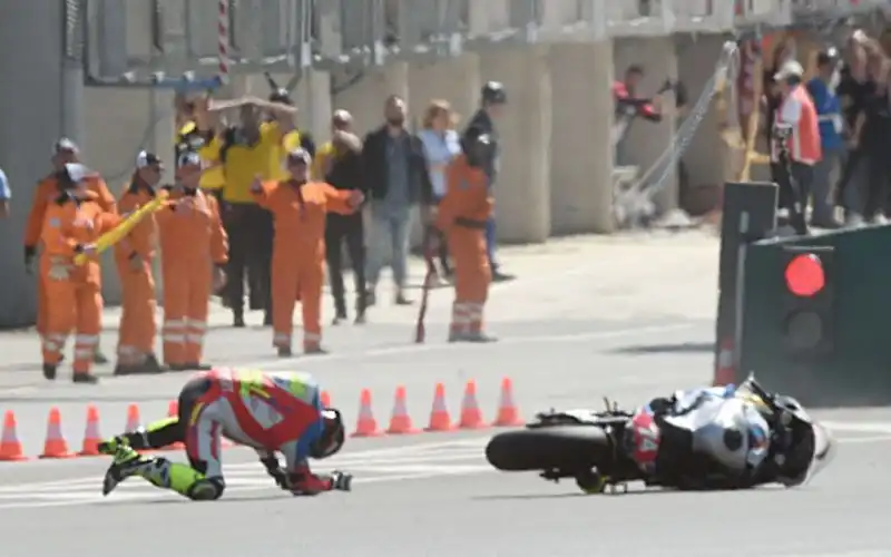 La 24 ore di Le Mans di moto si è aperta con uno spaventoso incidente.