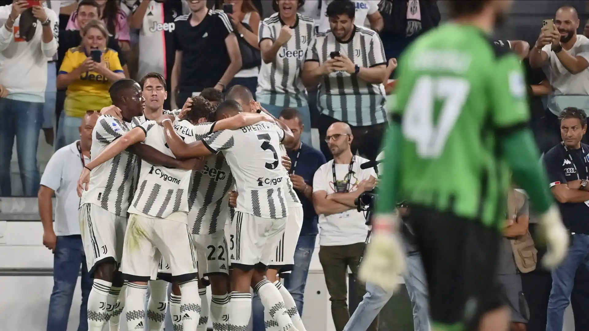 L'accoppiata Vlahovic-Di Maria dà spettacolo, la Juve vince all'esordio ma perde per infortunio l'argentino ex Psg