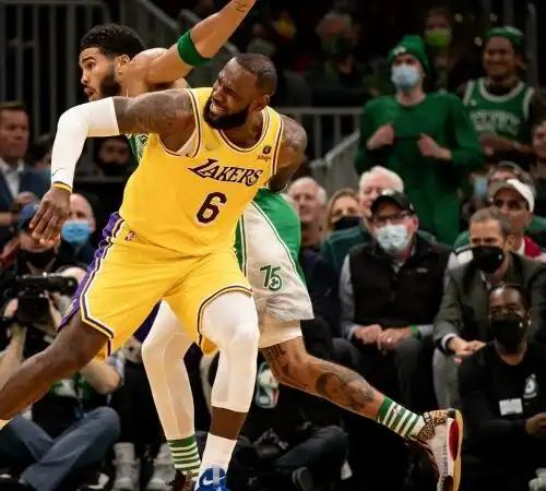 NBA, il rientro di LeBron non basta: i Lakers affondano a Boston