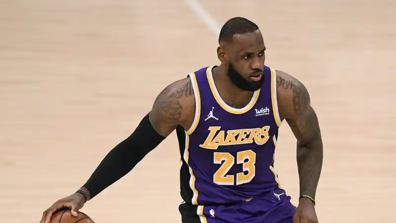 NBA, LeBron James ritrova il successo e “punge” Ibra