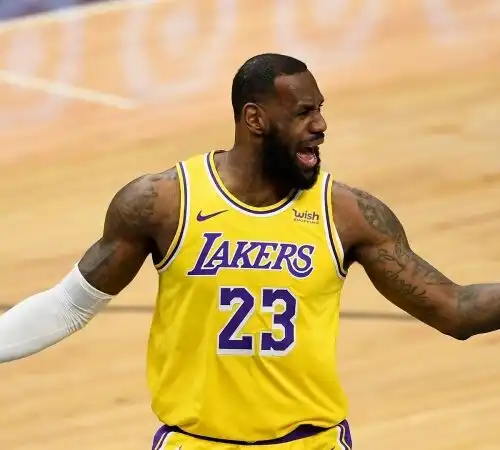 NBA, Lebron James superlativo ma non basta