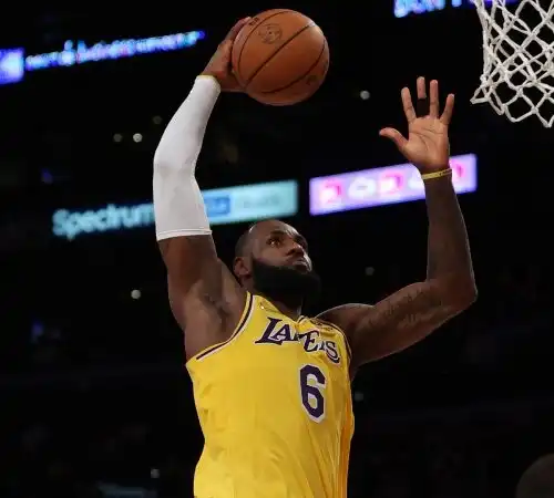 LeBron James domina e rialza i suoi Los Angeles Lakers