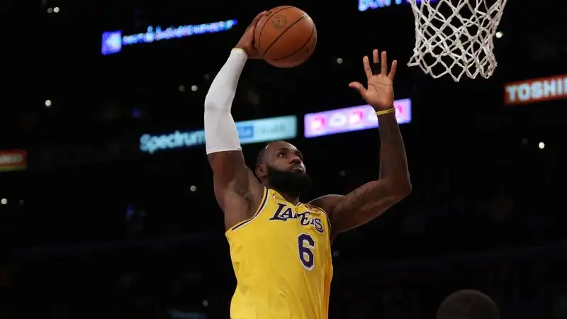 NBA, un grande LeBron James le suona ai Jazz