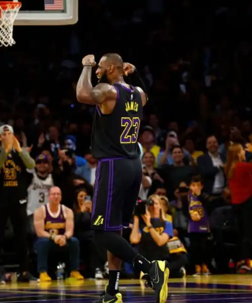 NBA Cup, LeBron James trascina i Lakers in semifinale. Passa anche Milwaukee