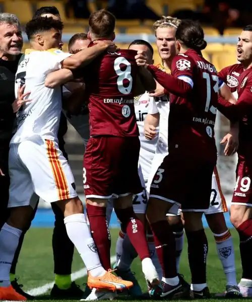 Lecce-Torino, grande tensione in campo. Anche una rissa. Le foto