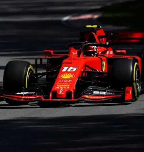 Hamilton sbatte, le Ferrari volano