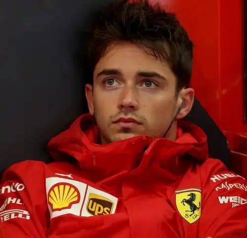Charles Leclerc bacchetta la Ferrari