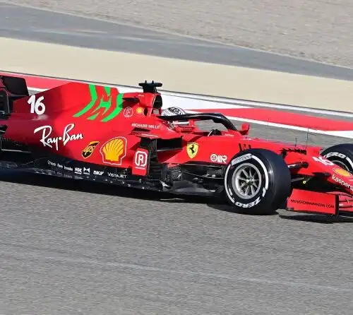Riecco la Ferrari, Leclerc si sfoga in team radio