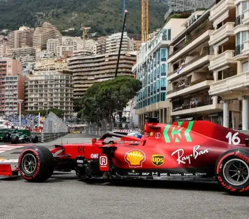 F1, Ferrari da brividi: Leclerc in pole a Monte Carlo, poi si schianta