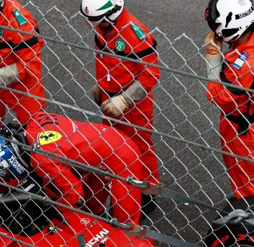 Scintille Mercedes – Ferrari per l’incidente di Charles Leclerc