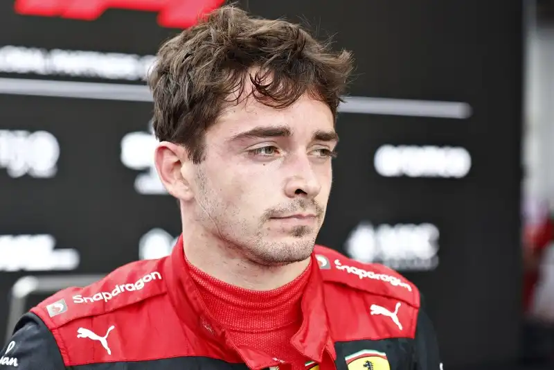 Charles Leclerc finisce a muro con la Ferrari di Niki Lauda a Monte Carlo