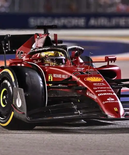 F1, Gp Singapore: Leclerc davanti a Verstappen nelle libere 3. Che fatica Hamilton