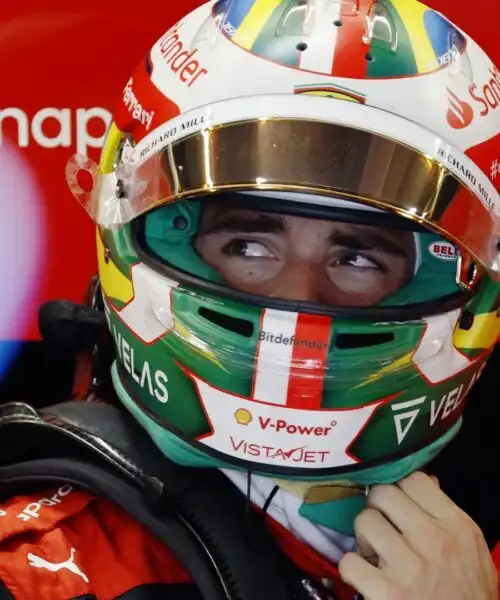 F1, la Ferrari sbaglia ancora: Charles Leclerc si infuria con il muretto