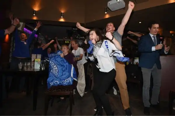 La festa scatenata dei tifosi delle 'Foxes' immersi in fiumi di birra: stanno vivendo un sogno. Grazie a Ranieri.