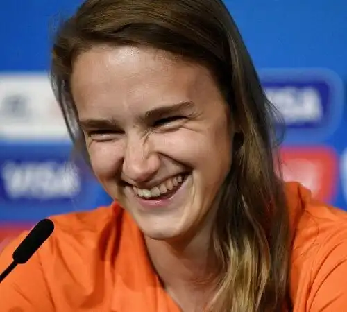 L’esorbitante bellezza di Vivianne Miedema. Le foto della biondissima calciatrice