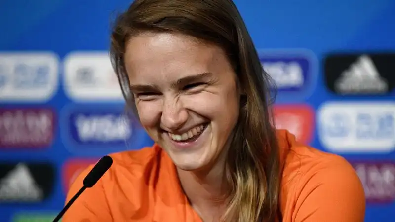 La sua carriera da professionista è iniziata nel 2011 con la maglia dell'Heerenveen