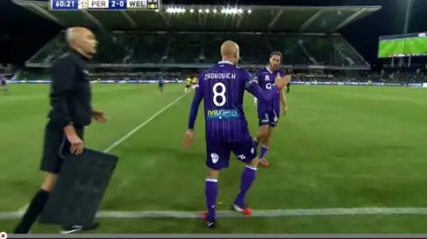 Il centrocampista del Perth Glory, Ruben Zadkovich, è stato espulso dopo soli 17 secondi dal suo ingresso in campo per un brutto fallo a centrocampo durante il match contro Wellington.