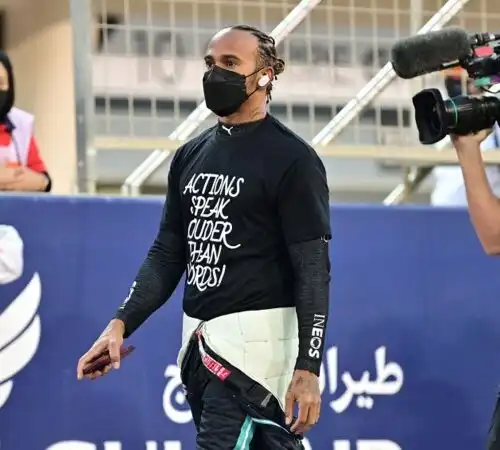 Lewis Hamilton risponde a Bernie Ecclestone con una maglia