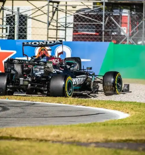 Lewis Hamilton contro Max Verstappen: le foto dell’incredibile scontro di due anni fa a Monza