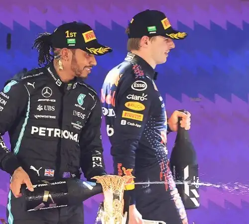 F1, Jos Verstappen lancia una frecciata a Lewis Hamilton