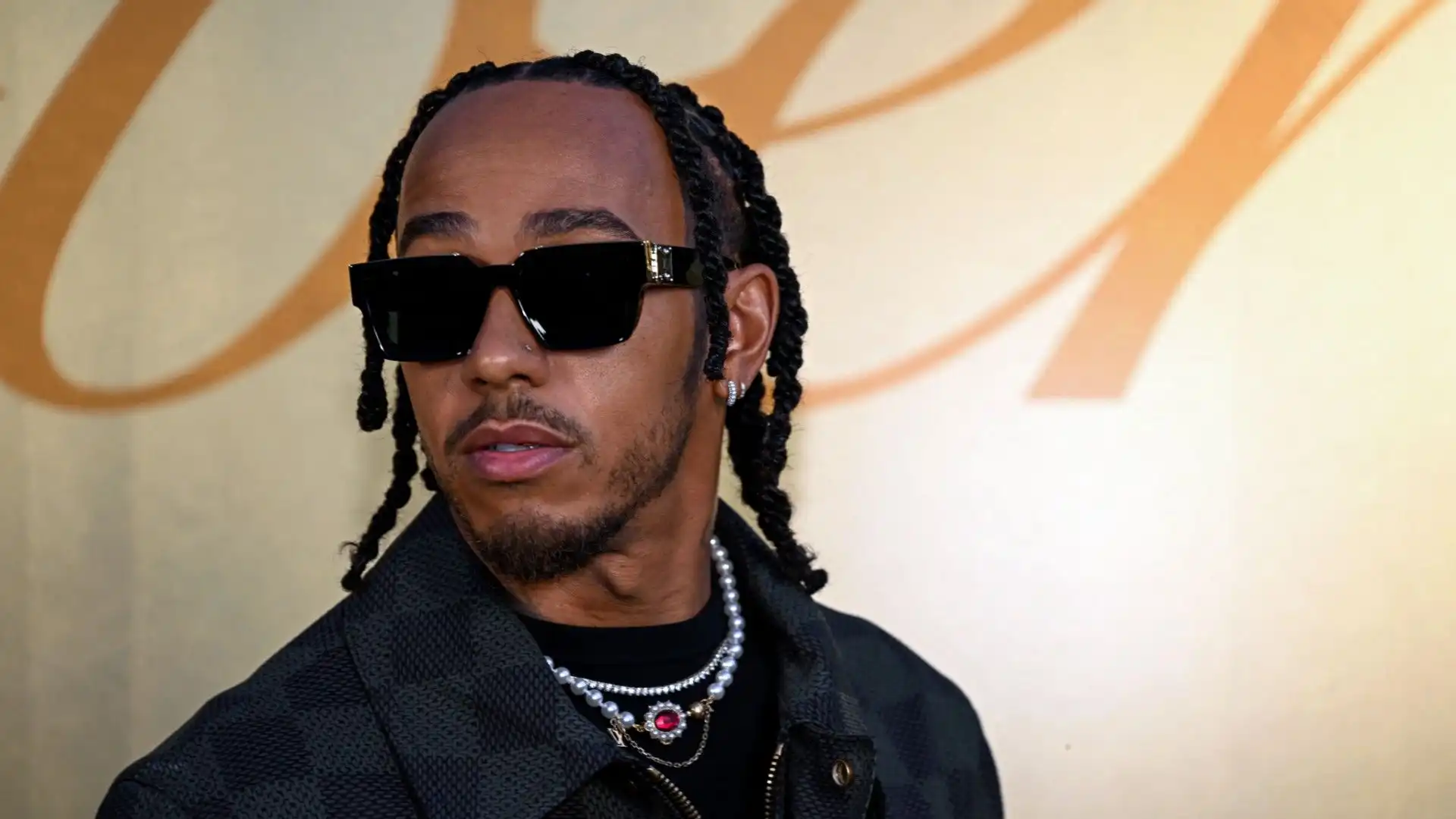 Lewis Hamilton modello: i look per la Paris Fashion Week. Immagini
