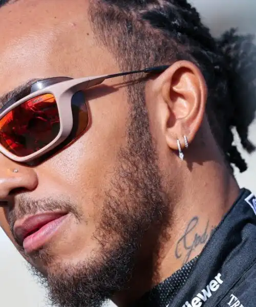 Lewis Hamilton vince la battaglia di piercing e orecchini: le foto dei gioielli del campione
