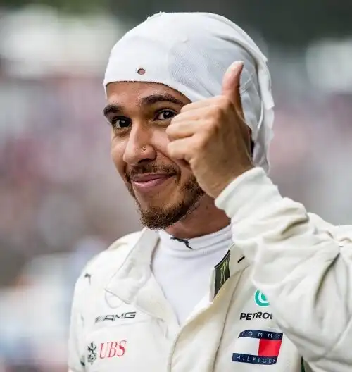 Hamilton graziato dai commissari: solo reprimenda