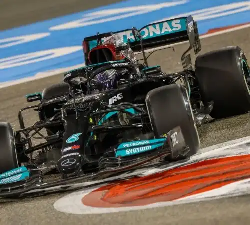 F1, gran battaglia in Bahrain: Lewis Hamilton beffa Max Verstappen