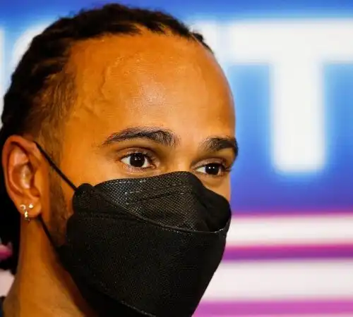 Lewis Hamilton fa scuola anche fuori dalla pista