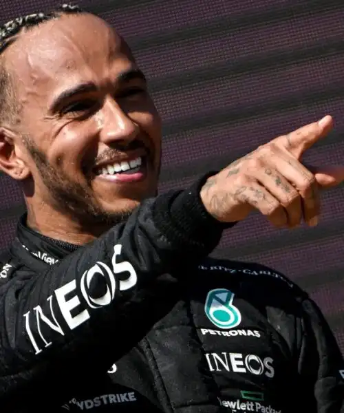 Lewis Hamilton si dà al football americano