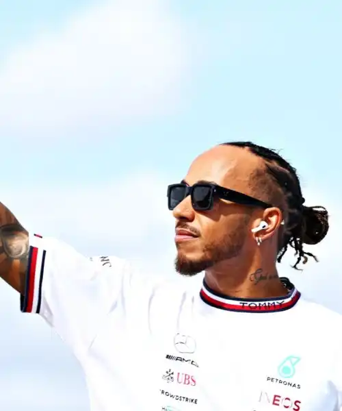 Lewis Hamilton ritorna a ruggire sui social network