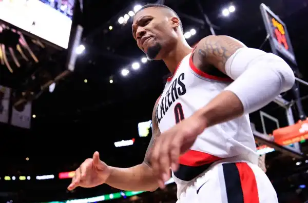 NBA: brilla Damian Lillard, cadono i LA Lakers