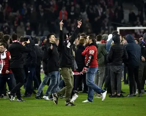Paura in Francia: i tifosi aggrediscono i giocatori del Lille