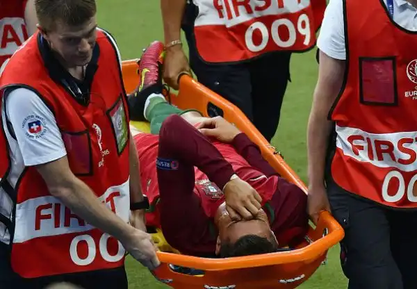 Un brutto fallo di Payet costringe il fuoriclasse portoghese ad uscire dal campo dopo meno di mezz'ora della finale degli Europei.