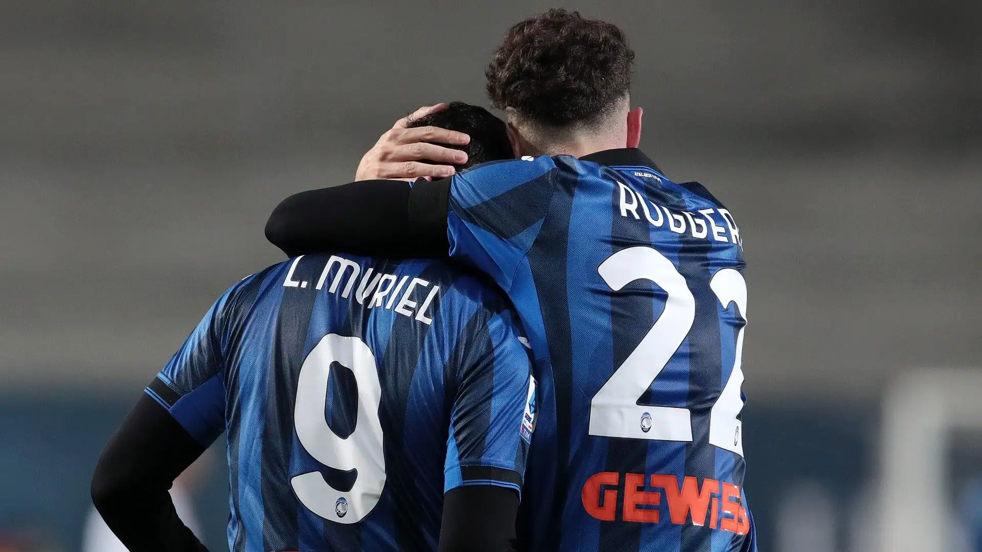 Sullo sfondo l'Inter osserva con pazienza
