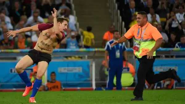 Durante i supplementari di Germania-Argentina, un 'mattacchione' è entrato in campo, ha baciato il terzino sinistro tedesco Höwedes ed è stato placcato.
